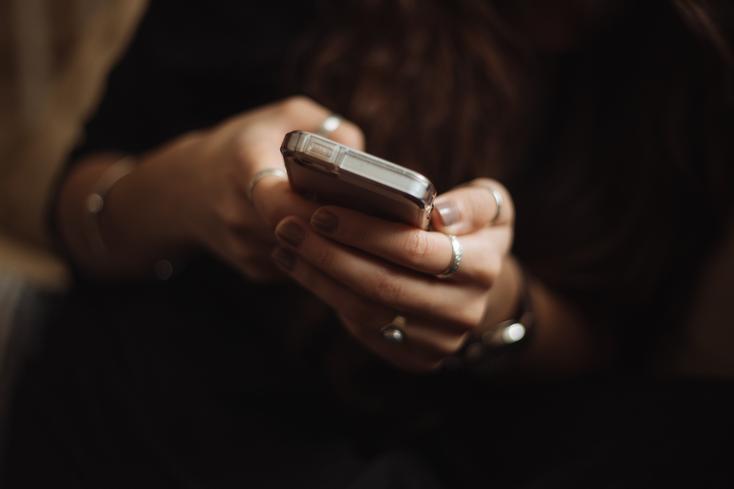 priscilla-du-preez_-unsplash.jpg Eine Person, die ein Smartphon ein den Händen hält.