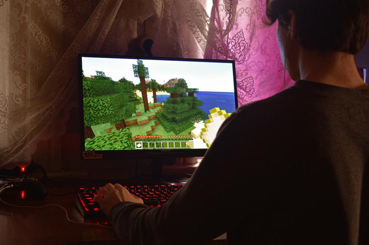 pexels-alexander-kovalev-3977908.jpg Eine Person, die ein Computerspiel spielt.
