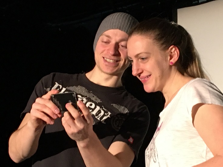Neues Lokales Netzwerk_ Total vernetzt.jpg Zwei Personen schauen auf ein Smartphone.