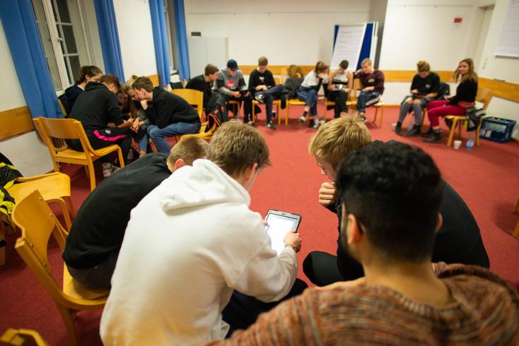 Workshop AntiAnti.jpg Jugendliche mit Tablets