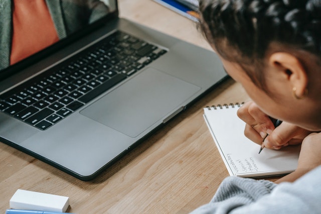pexels-katerina-holmes.jpg Ein Mädchen, dass auf einen Blog schreibt und vor einem Laptop sitzt.