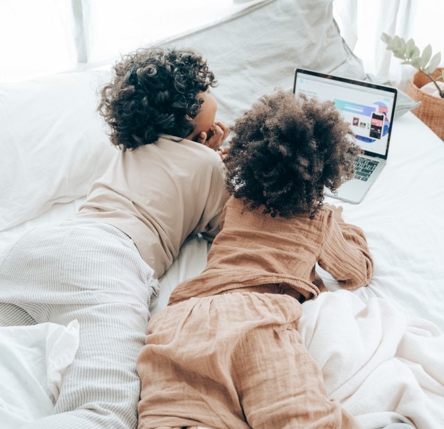 pexels-ketut-subiyanto-4545942.jpg Zwei Kinder, die auf einen Laptop schauen.