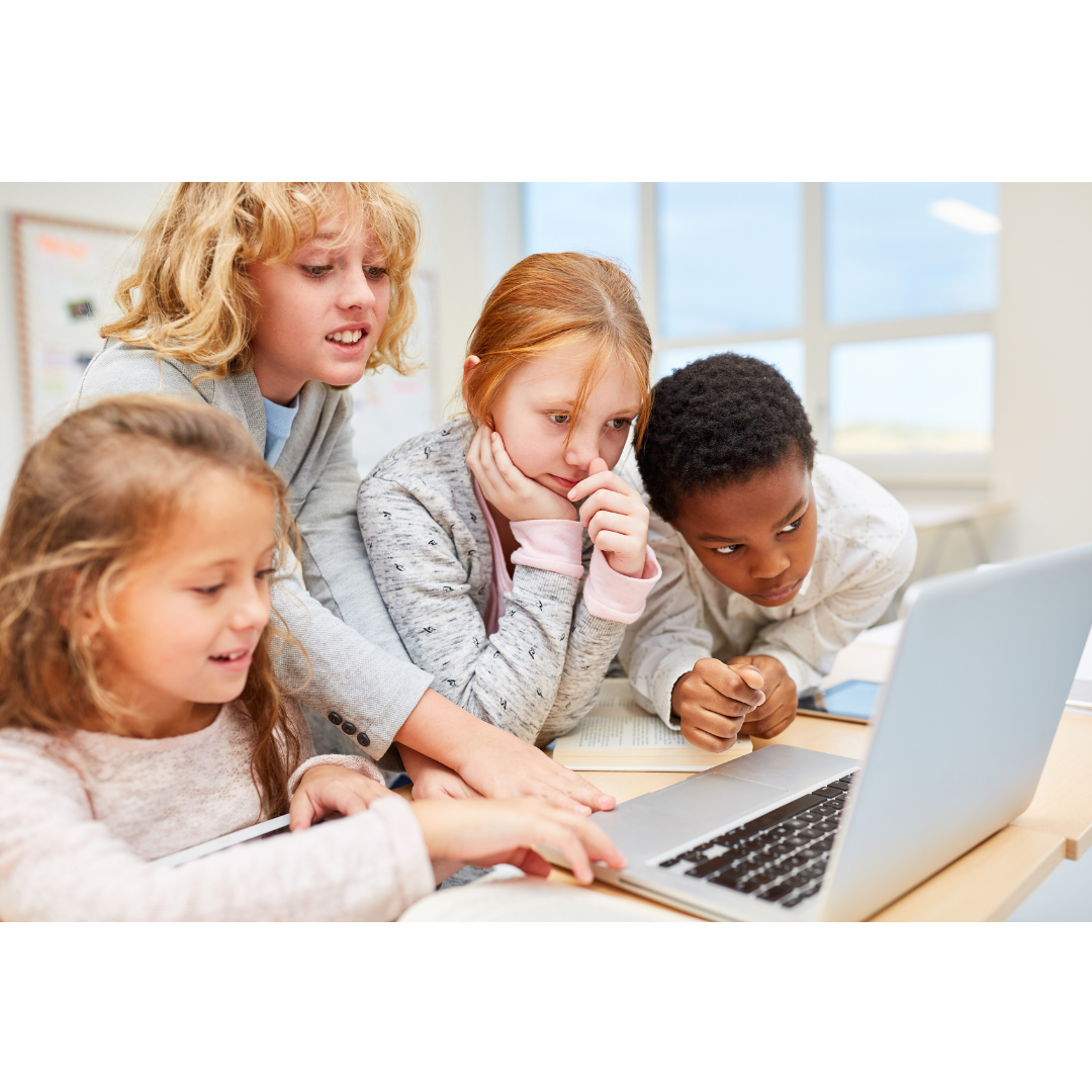Kinder, die vor einem Laptop sitzen und Aufgaben bearbeiten. 