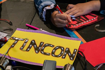 Ein Plakat, auf dem "TINcON" steht.