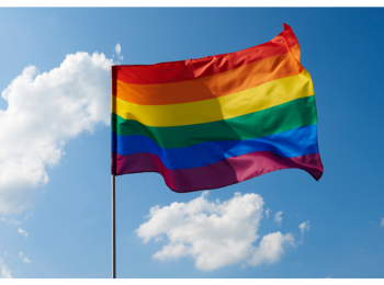 Eine bunte Fahne in Regenbigenfarben.